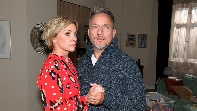 "GZSZ": Die vorweihnachtliche Euphorie von Michael Michi (r.) und Yvonne wird jäh überschattet. "GZSZ": Die vorweihnachtliche Euphorie von Michael Michi (r.) und Yvonne wird jäh überschattet.