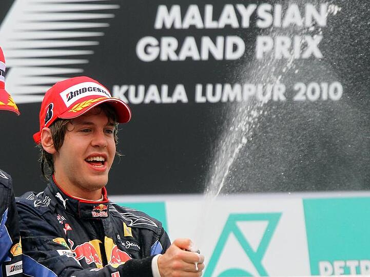 Hier lässt Sebastian Vettel den Champagner nur spritzen. Als er dann davon trank, war ihm ziemlich schnell schwindelig.