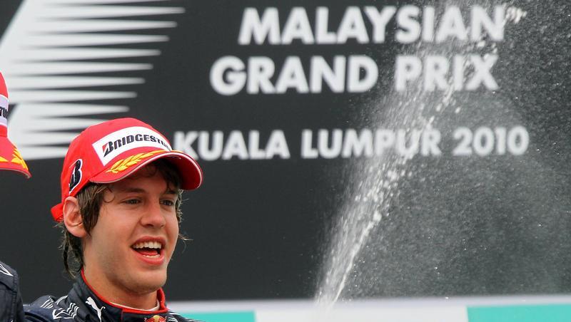 Hier lässt Sebastian Vettel den Champagner nur spritzen. Als er dann davon trank, war ihm ziemlich schnell schwindelig. Hier lässt Sebastian Vettel den Champagner nur spritzen. Als er dann davon trank, war ihm ziemlich schnell schwindelig.