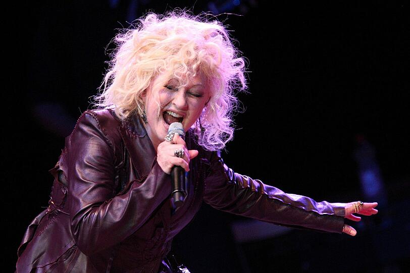 Cindy Lauper zu ihrem Tourauftakt auf der Bühne der Hamburger Laeiszhalle.
