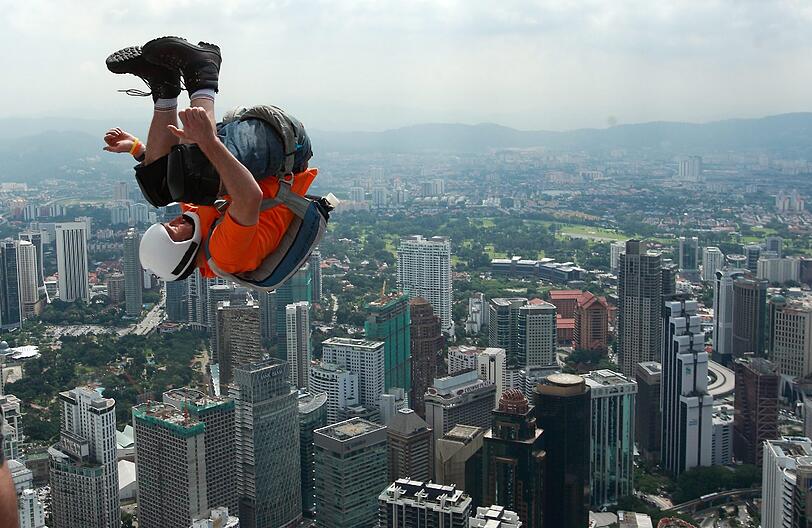 Bilder vom Base-Jumping-Treffen in Kuala Lumpur. Da wird's einem beim Hinschauen schlecht.