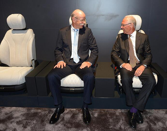 Dieter Zetsche und Franz Beckenbauer probieren die neuen Sitze der S-Klasse.