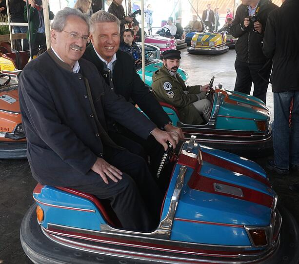 Münchens OB Christian Ude und Wiesn-Chef Dieter Reiter beim Holzpfosten Autoskooter.