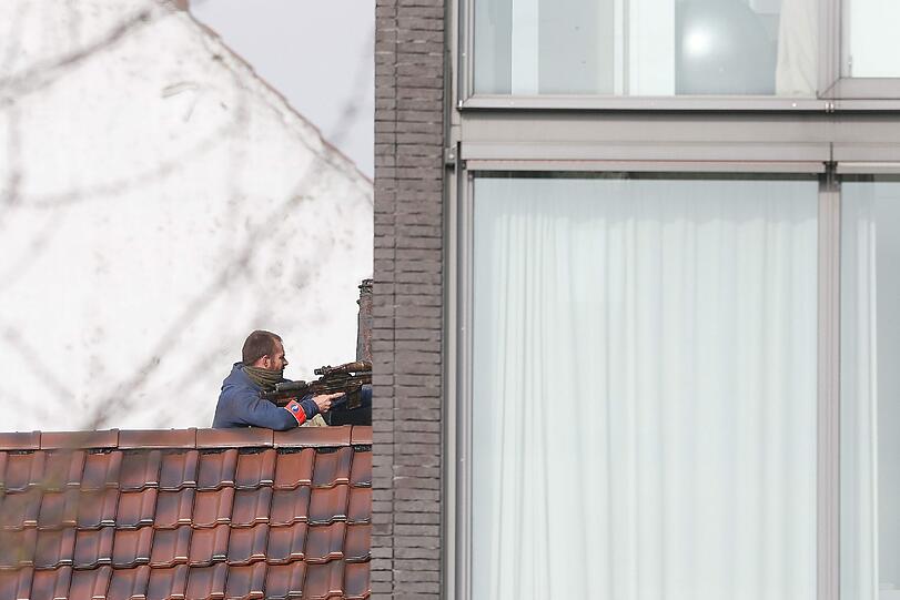 In Brüssel kam es zu einer Schießerei zwischen Polizisten und Terrorismusverdächtigen.