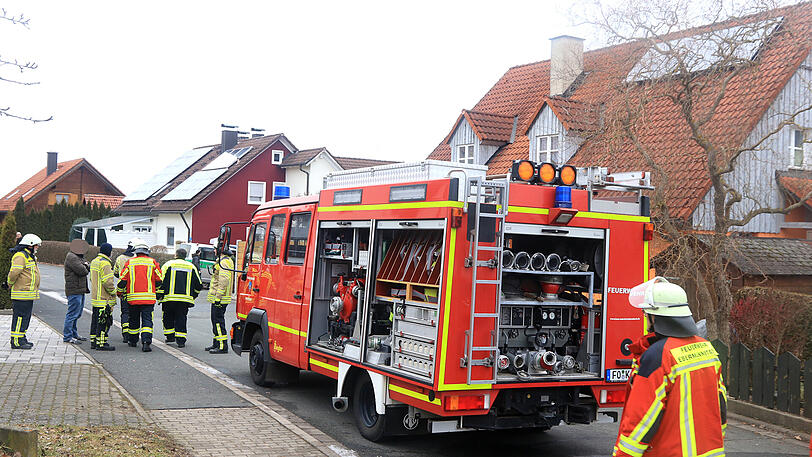 Am Dienstag entdeckte die Polizei drei Leichen in einer verrauchten Wohnung in Kirchehrenbach (Lkr. Forchheim) in Oberfranken. Die Bilder vom Großeinsatz.