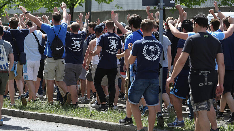 Die Löwen-Anhänger vor dem Derby auf dem Weg ins Grünwalder Stadion. Im Schlepptau: Reichlich Polizei. Die Bilder vom Sonntagmittag.