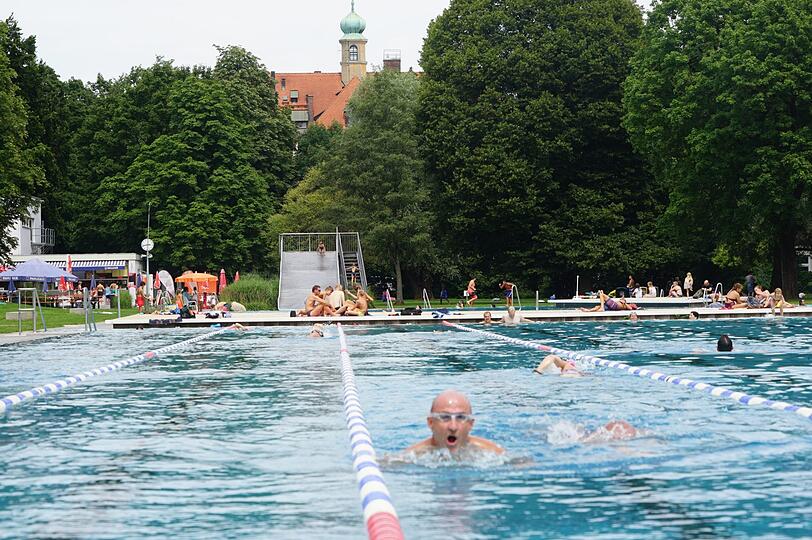 Mindestens 100 Badegäste zählt das Schyrenbad jeden Tag.