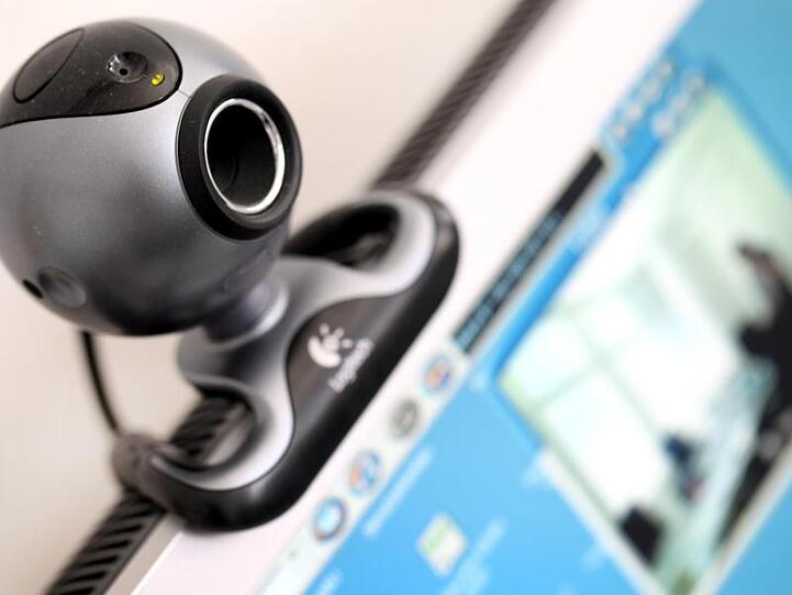 Das Symbolbild zeigt eine Webcam auf einem Computerbildschirm. - Die Ermittler beobachteten in den vergangenen Monaten häufiger, dass Kinder, Jugendliche und junge Erwachsene Videodateien mit eindeutigen kinderpornografischen Inhalten über die sozialen Netzwerke teilten.
