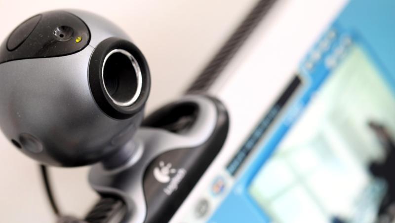 Das Symbolbild zeigt eine Webcam auf einem Computerbildschirm. - Die Ermittler beobachteten in den vergangenen Monaten häufiger, dass Kinder, Jugendliche und junge Erwachsene Videodateien mit eindeutigen kinderpornografischen Inhalten über die sozialen Netzwerke teilten. Das Symbolbild zeigt eine Webcam auf einem Computerbildschirm. - Die Ermittler beobachteten in den vergangenen Monaten häufiger, dass Kinder, Jugendliche und junge Erwachsene Videodateien mit eindeutigen kinderpornografischen Inhalten über die sozialen Netzwerke teilten.