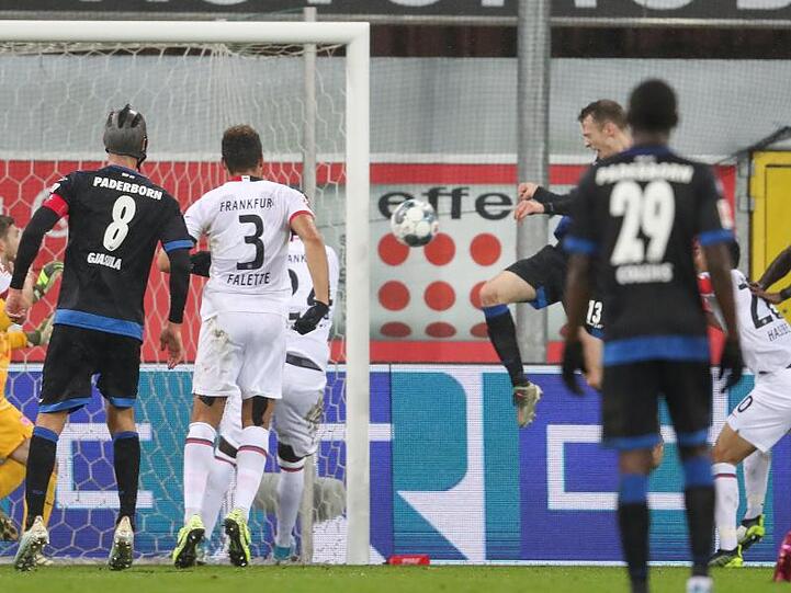 Paderborns Sebastian Schonlau (2.v.r) trifft per Kopfball zum 2:0.