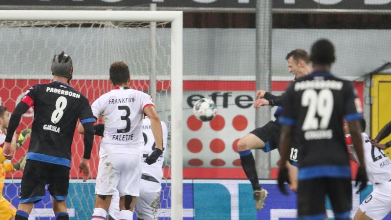 Paderborns Sebastian Schonlau (2.v.r) trifft per Kopfball zum 2:0. Paderborns Sebastian Schonlau (2.v.r) trifft per Kopfball zum 2:0.