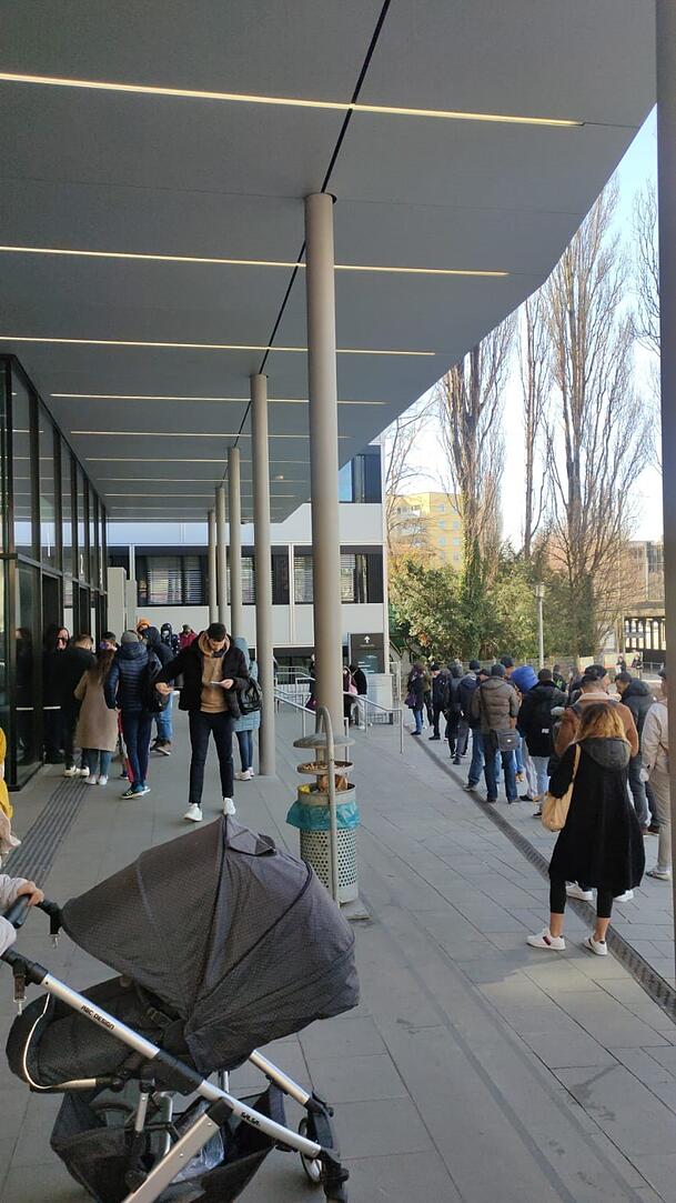 Großer Andrang vor dem Kreisverwaltungsreferat. Besser vereinbart man online einen Termin. Großer Andrang vor dem Kreisverwaltungsreferat. Besser vereinbart man online einen Termin.