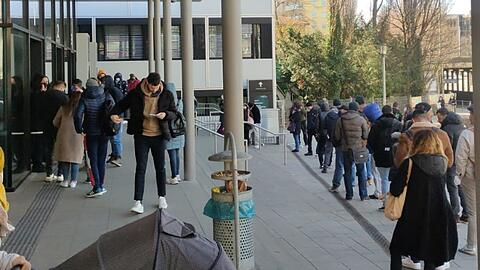 Großer Andrang vor dem Kreisverwaltungsreferat. Besser vereinbart man online einen Termin.