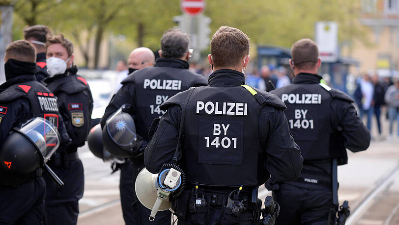 Nach dem Auswärtsspiel beim TSV 1860 sind mehrere Duisburg-Fans bei einer Auseinandersetzung mit der Polizei verletzt und verhaftet worden. (Archivbild)