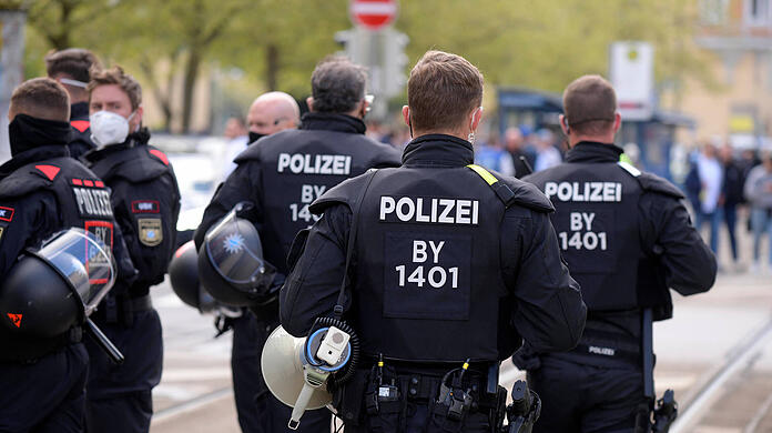 Nach dem Auswärtsspiel beim TSV 1860 sind mehrere Duisburg-Fans bei einer Auseinandersetzung mit der Polizei verletzt und verhaftet worden. (Archivbild)