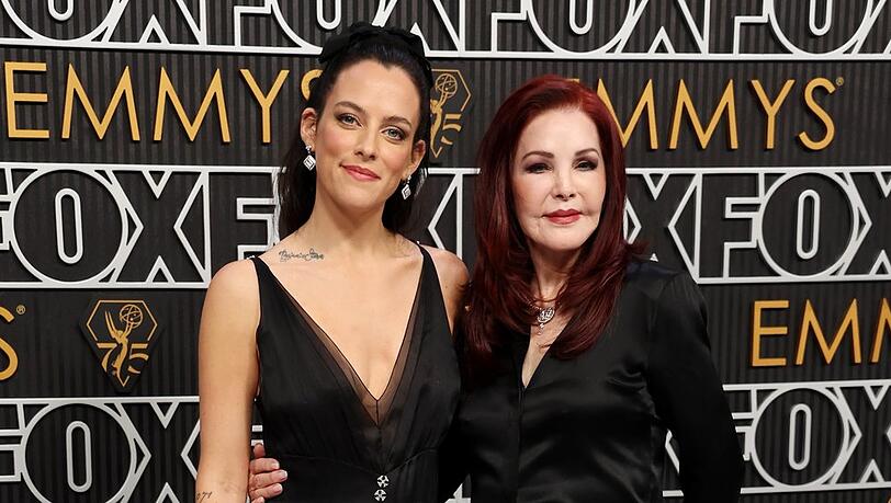 Riley Keough und Priscilla Presley auf dem roten Teppich der Emmy-Preisverleihung.