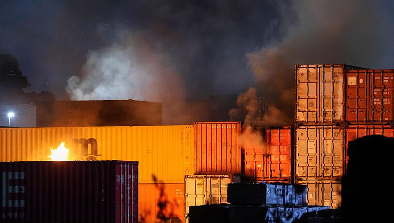 Bei einem Großbrand in einer Lagerhalle im Hamburger Hafen kam es zu einem gefährlichen Feuerwehreinsatz.
