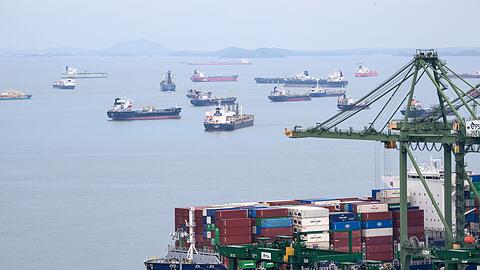 Der Hafen Singapur, der zu den weltgr&ouml;&szlig;ten z&auml;hlt, liegt an der Stra&szlig;e von Singapur.