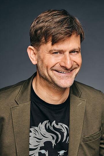 "Nat&uuml;rlich habe ich Vorbilder, die f&uuml;r mich den bayerischen Humor ausmachen. Von Polt bis Valentin, von Fesl bis Bayrhammer. Deren gr&ouml;&szlig;tes Verdienst ist es, dass sie uns die Selbstironie beigebracht haben", sagt Michael Altinger