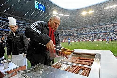 Uli Hoeneß: hier grillt er Würstl für die Bayern-Familie.