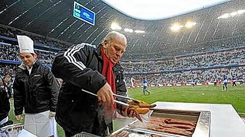 Uli Hoeneß: hier grillt er Würstl für die Bayern-Familie.