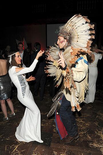 Viktoria Lauterbach mit tanzt Häuptling Patrick. Promis feiern die DressWestern Party zum Opening des Dresscoded Pop Up Store im Ingolstadt Village im Rilano No. 6 in München. Die Bilder.