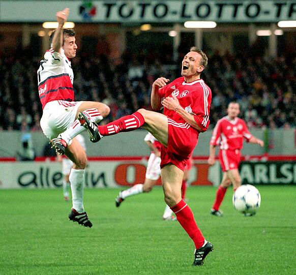 SAISON 1998/1999: Das vierte Spiel ohne Sieg in Serie legt der Rekordmeister am 26. Spieltag der Saison 1998/1999 hin. Auf dem Betzenberg gehen die Münchner als Verlierer vom Platz. Ali Daei hatte die Roten schon in der fünften Minute in Front gebracht, doch der Deutsche Meister von 1998 konnte die Partie nochmal drehen.