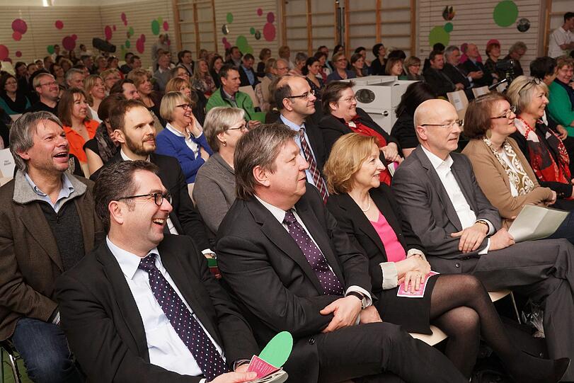 ... auf das Ganztageskonzept. Die Botschaft kam im Publikum an. Christine Strobl und andere Vertreter der Stadt feierten mit. Stadtschulrat Rainer Schweppe und Detlev Langer als stellvertretender Hauptabteilungsleiter im Baureferat waren dabei...
