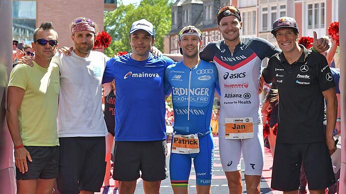 Der Bundestrainer in Aktion u.a. mit den deutschen Topathleten Patrick Lange (3.v.r.) und Jan Frodeno (2.v.r.): Faris Al-Sultan (2.v.l.).