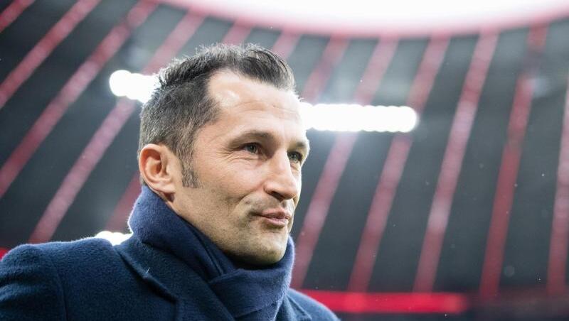 Hasan Salihamidzic, Sportdirektor vom FC Bayern, steht vor Spielbeginn am Spielfeldrand. Foto: Matthias Balk/dpa Hasan Salihamidzic, Sportdirektor vom FC Bayern, steht vor Spielbeginn am Spielfeldrand. Foto: Matthias Balk/dpa