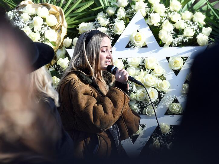 Großer Gänsehaut-Moment: Laila Nöth singt für ihren geliebten Vater bei der Beisetzung.