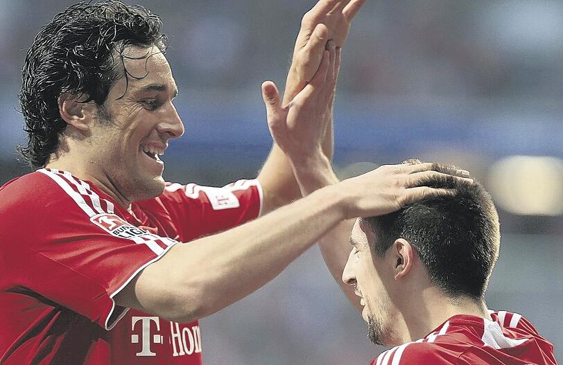 Ausnahmsweise hat der große Herr links mal seinem kleinen Freund ein Tor aufgelegt: Luca Toni (l.) und Franck Ribéry bejubeln das 1:0.