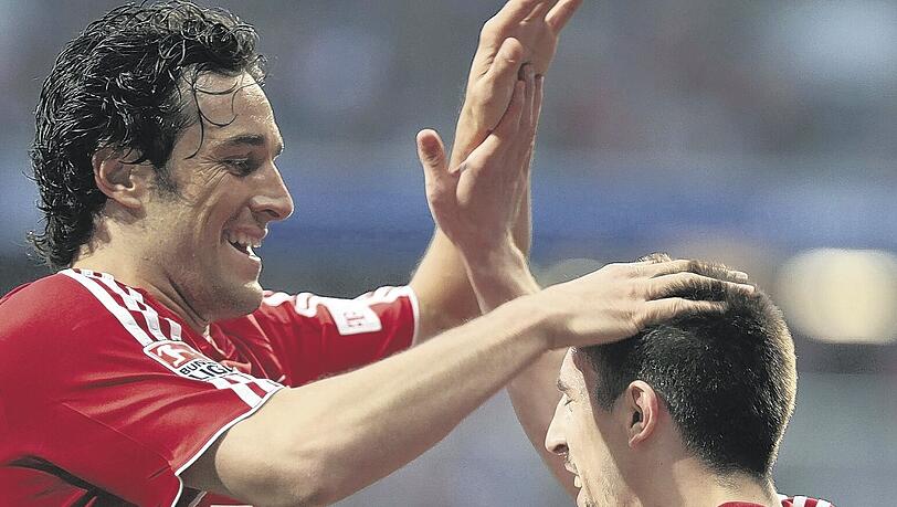 Ausnahmsweise hat der große Herr links mal seinem kleinen Freund ein Tor aufgelegt: Luca Toni (l.) und Franck Ribéry bejubeln das 1:0.