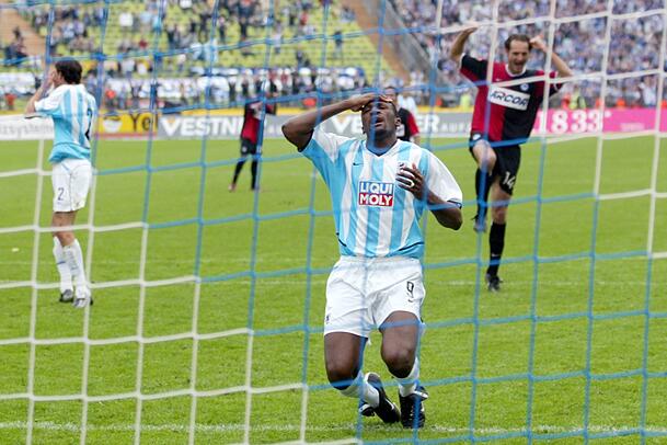 15. Mai 2004: Francis Kioyo vom TSV 1860 sinkt fassungslos zu Boden, nachdem er eine Minute vor Schluss beim Stande von 1:1 einen Elfmeter neben das Tor gesetzt hatte. Das 1:1 am 33. Spieltag gegen Hertha BSC reichte den Löwen nicht, eine Woche später stiegen sie endgültig in die 2. Liga ab. 15. Mai 2004: Francis Kioyo vom TSV 1860 sinkt fassungslos zu Boden, nachdem er eine Minute vor Schluss beim Stande von 1:1 einen Elfmeter neben das Tor gesetzt hatte. Das 1:1 am 33. Spieltag gegen Hertha BSC reichte den Löwen nicht, eine Woche später stiegen sie endgültig in die 2. Liga ab.