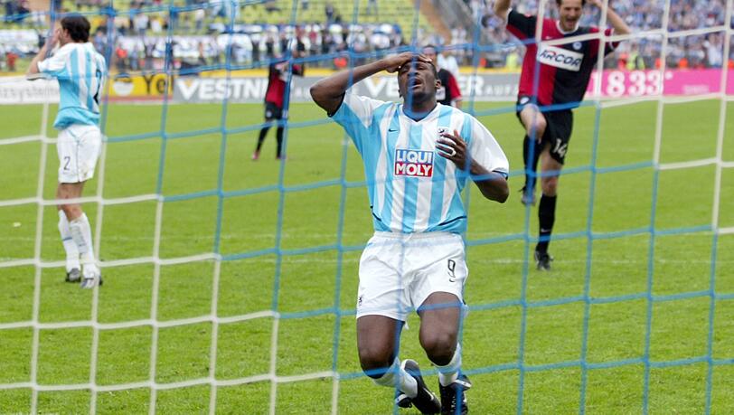 15. Mai 2004: Francis Kioyo vom TSV 1860 sinkt fassungslos zu Boden, nachdem er eine Minute vor Schluss beim Stande von 1:1 einen Elfmeter neben das Tor gesetzt hatte. Das 1:1 am 33. Spieltag gegen Hertha BSC reichte den Löwen nicht, eine Woche später stiegen sie endgültig in die 2. Liga ab. 15. Mai 2004: Francis Kioyo vom TSV 1860 sinkt fassungslos zu Boden, nachdem er eine Minute vor Schluss beim Stande von 1:1 einen Elfmeter neben das Tor gesetzt hatte. Das 1:1 am 33. Spieltag gegen Hertha BSC reichte den Löwen nicht, eine Woche später stiegen sie endgültig in die 2. Liga ab.