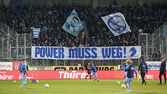 Klare Botschaft der Löwen-Fans gegen Anthony Power  und Investor Hasan Ismaik.