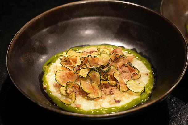 Der dritte Gang: Risotto Acquerello alla Nerano, Manteca-Käse, frittierte Zucchini und Taralli Napoletani Der dritte Gang: Risotto Acquerello alla Nerano, Manteca-Käse, frittierte Zucchini und Taralli Napoletani