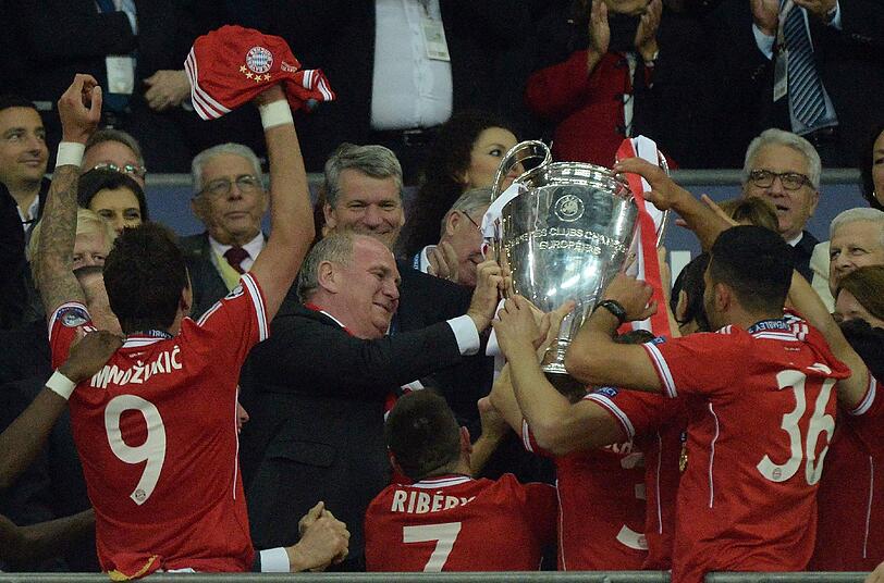 Zwischen hoffen und bangen. So erlerbt Uli Hoeneß den denkwürdigen Abend in London. Die Bilder aus dem Wembley Stadion und dem anschließenden Bayern-Bankett