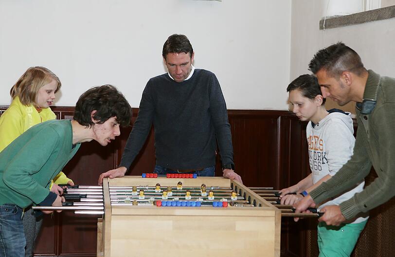 Tolle Weihnachtsaktion der Löwen: Die Profis des TSV 1860 besuchten die Bayerische Landesschule für Körperbehinderte Kinder in der Münchner Kurzstraße.