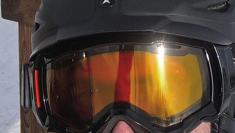 Schaltet von dunkel auf hell und umgekehrt: Skibrille von Wed'ze. Schaltet von dunkel auf hell und umgekehrt: Skibrille von Wed'ze.