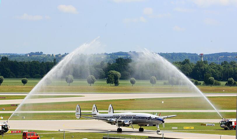 Ganz schön alt: eine Breitling Super Constellation aus den 50er Jahren landet auf dem Flughafen.