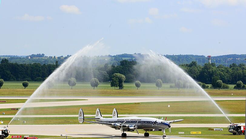 Ganz schön alt: eine Breitling Super Constellation aus den 50er Jahren landet auf dem Flughafen. Ganz schön alt: eine Breitling Super Constellation aus den 50er Jahren landet auf dem Flughafen.