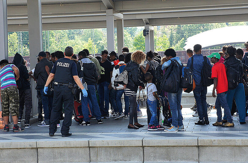 Brennpunkt Rosenheim: 300 Flüchtlinge pro Tag kommen am Bahnhof in der oberbayerischen Gemeinde an.