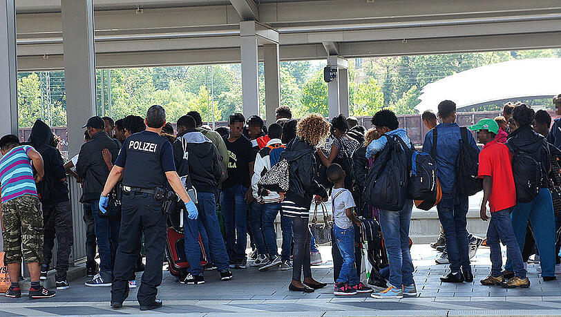 Brennpunkt Rosenheim: 300 Flüchtlinge pro Tag kommen am Bahnhof in der oberbayerischen Gemeinde an. Brennpunkt Rosenheim: 300 Flüchtlinge pro Tag kommen am Bahnhof in der oberbayerischen Gemeinde an.