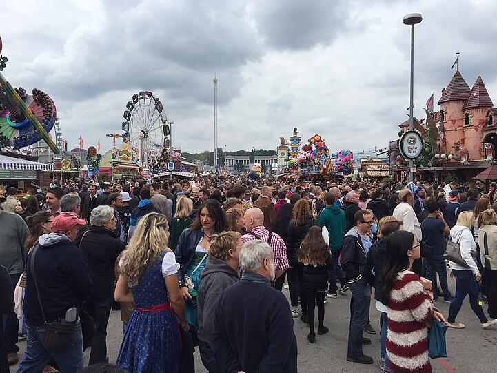 Ein volles Wiesn-Gelände zum Wochenende.