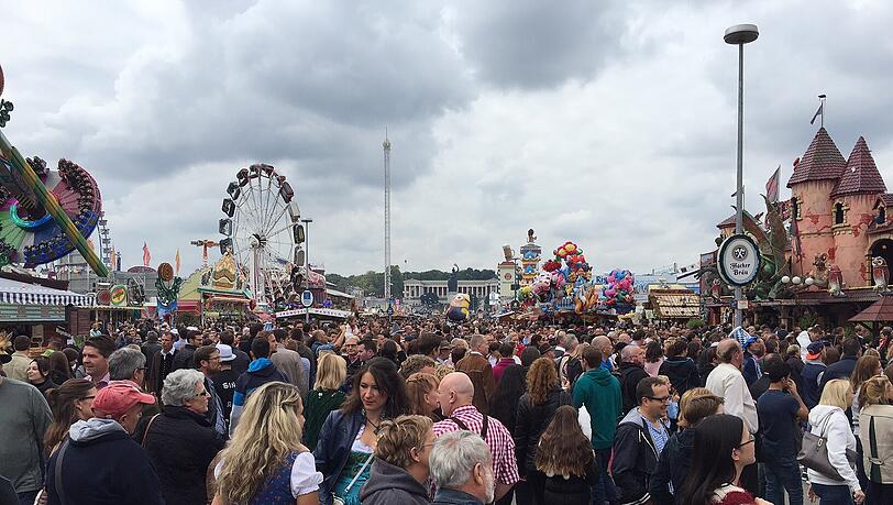 Ein volles Wiesn-Gelände zum Wochenende. Ein volles Wiesn-Gelände zum Wochenende.