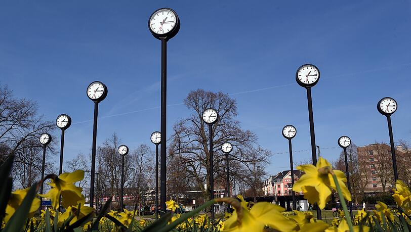 In fast ganz Europa hat in der Nacht die Sommerzeit begonnen. Von Samstag auf Sonntag wurden die Zeiger der Uhren um eine Stunde vorgestellt. In fast ganz Europa hat in der Nacht die Sommerzeit begonnen. Von Samstag auf Sonntag wurden die Zeiger der Uhren um eine Stunde vorgestellt.