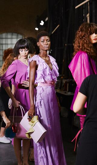 Lampenfieber? Die Models schauen Sekunden vorm Start cool.