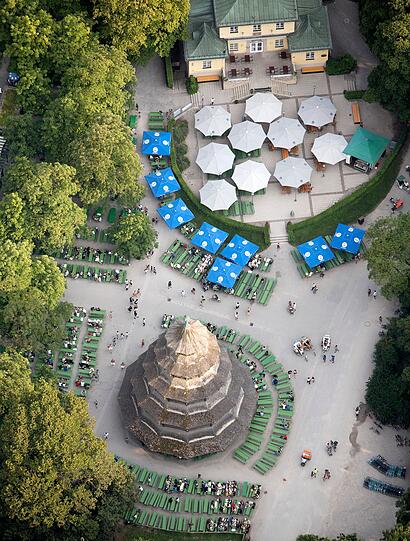 Im Hochsommer kann es hier noch deutlich voller werden: der Chinesische Turm mit Biergarten rundherum.