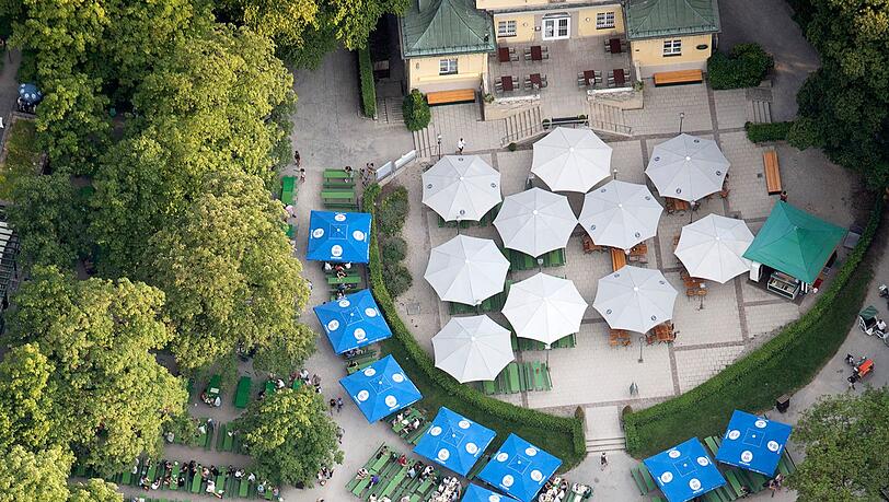 Im Hochsommer kann es hier noch deutlich voller werden: der Chinesische Turm mit Biergarten rundherum. Im Hochsommer kann es hier noch deutlich voller werden: der Chinesische Turm mit Biergarten rundherum.